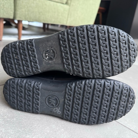 Women’s Michael Kors Winter Snow Boots - Picture 3 of 5